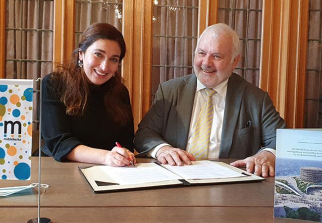 Ondertekening omgevingsvergunning met Zuhal Demir (links) en Jeam Marie Dedecker (rechts)