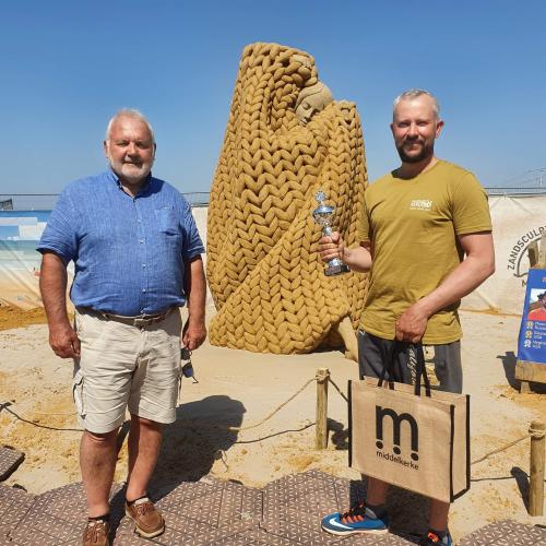 foto gemeente Middelkerke: 'Between the lines' wint EK Zandsculpturen 