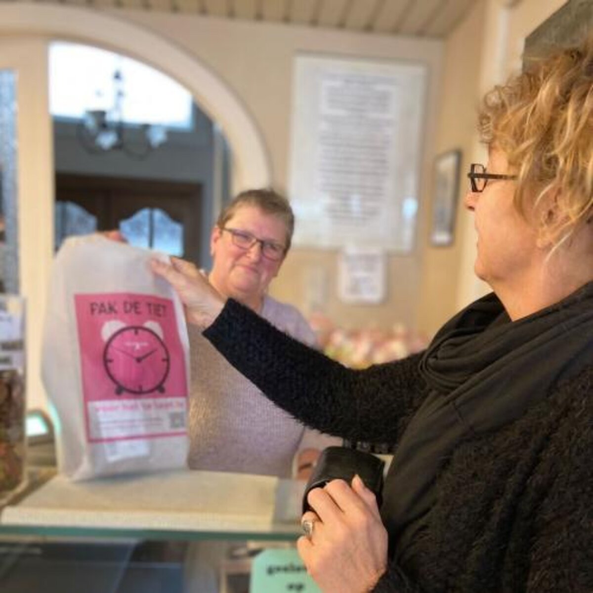 Roze 'pak de tiet'-broodzakken veroveren Middelkerkse huishoudens. - foto gemeente Middelkerke